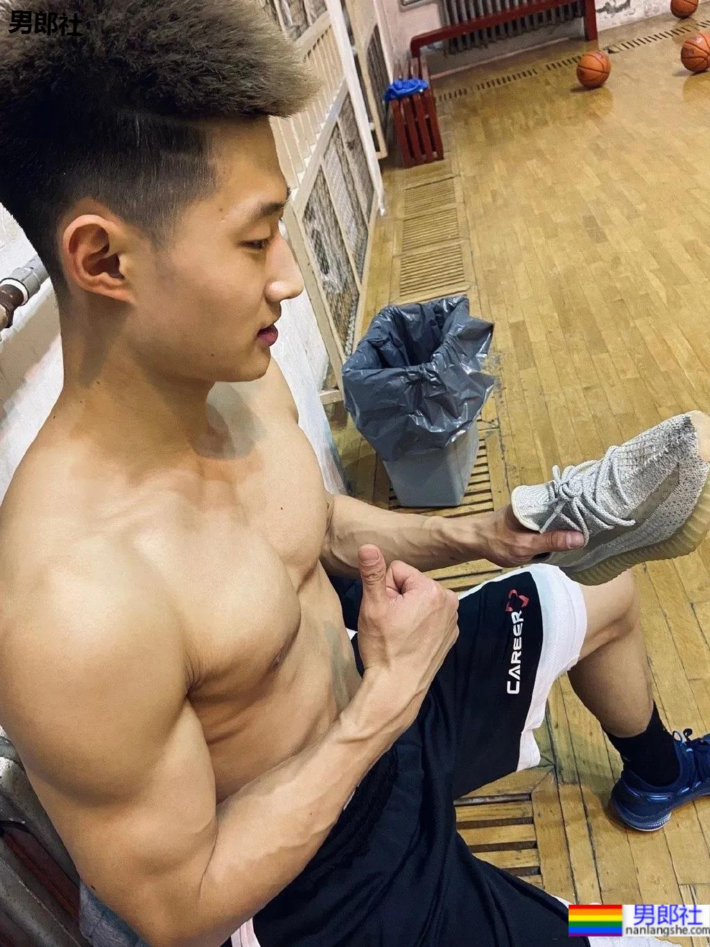 抓拍篮球体育生，寸头男孩流汗的样子太A了！ - 51虹马