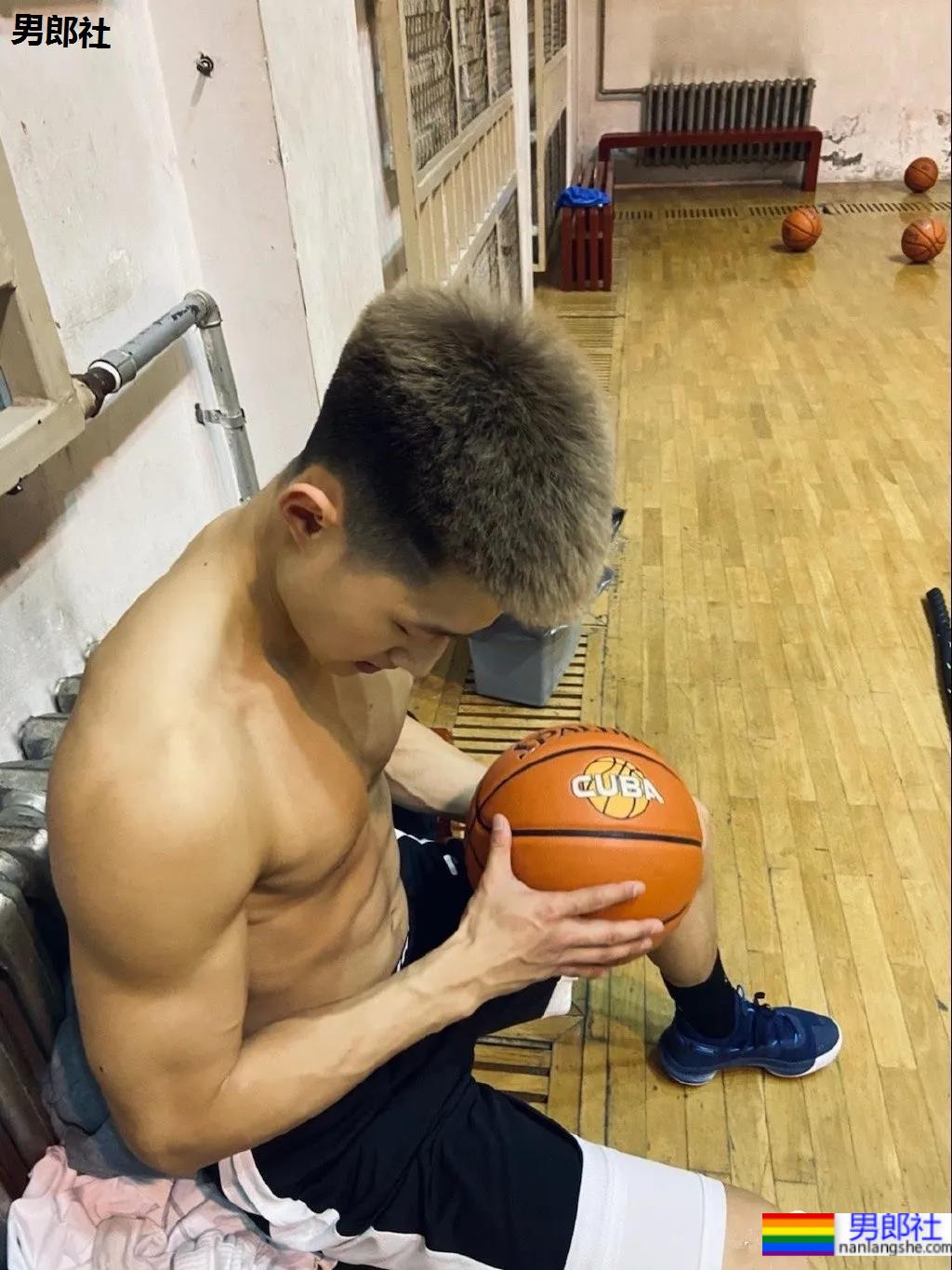 抓拍篮球体育生，寸头男孩流汗的样子太A了！ - 51虹马
