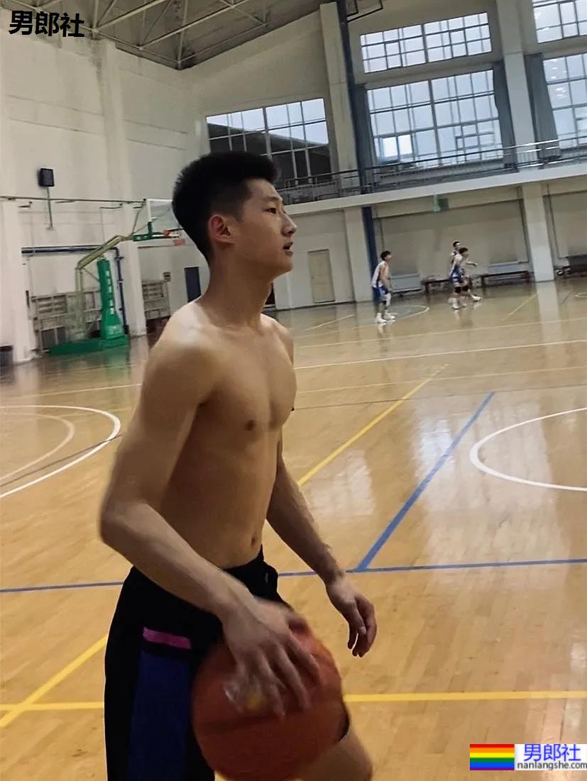 抓拍篮球体育生，寸头男孩流汗的样子太A了！ - 51虹马