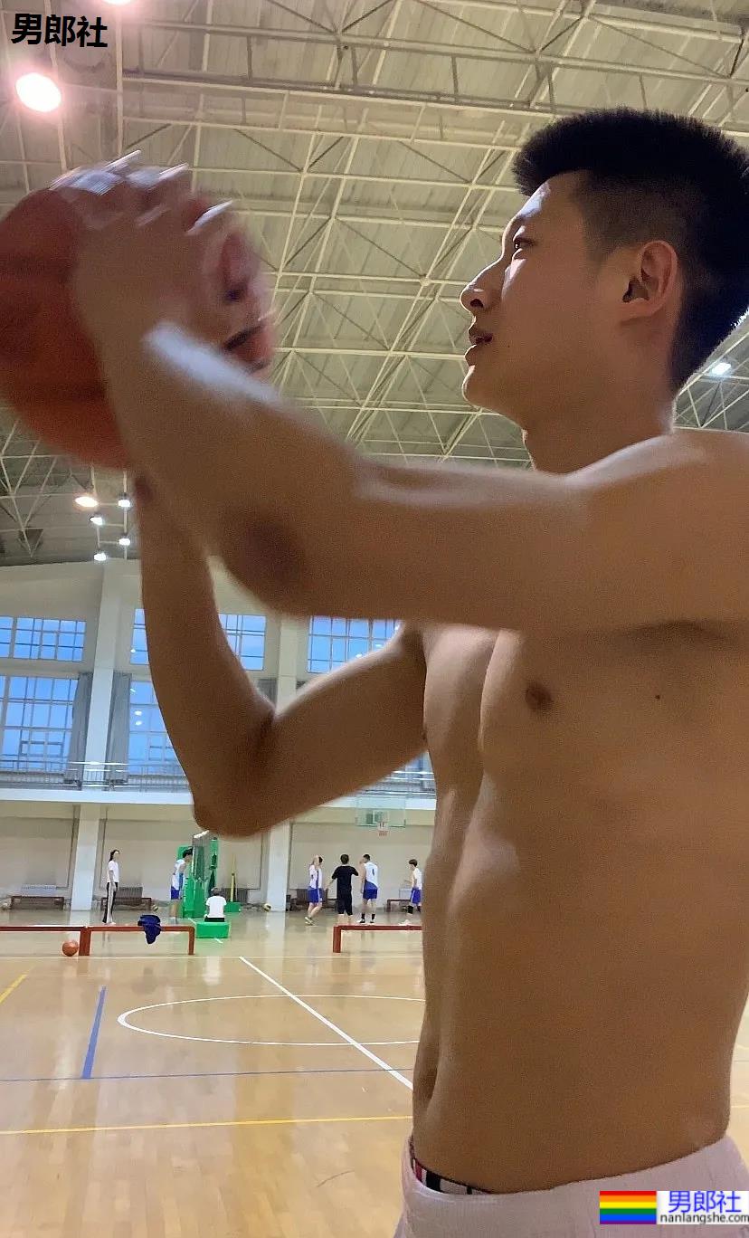 抓拍篮球体育生，寸头男孩流汗的样子太A了！ - 51虹马