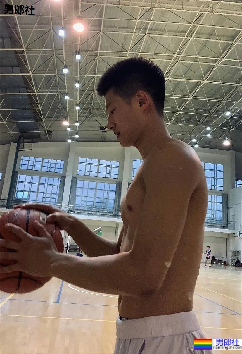 抓拍篮球体育生，寸头男孩流汗的样子太A了！ - 51虹马