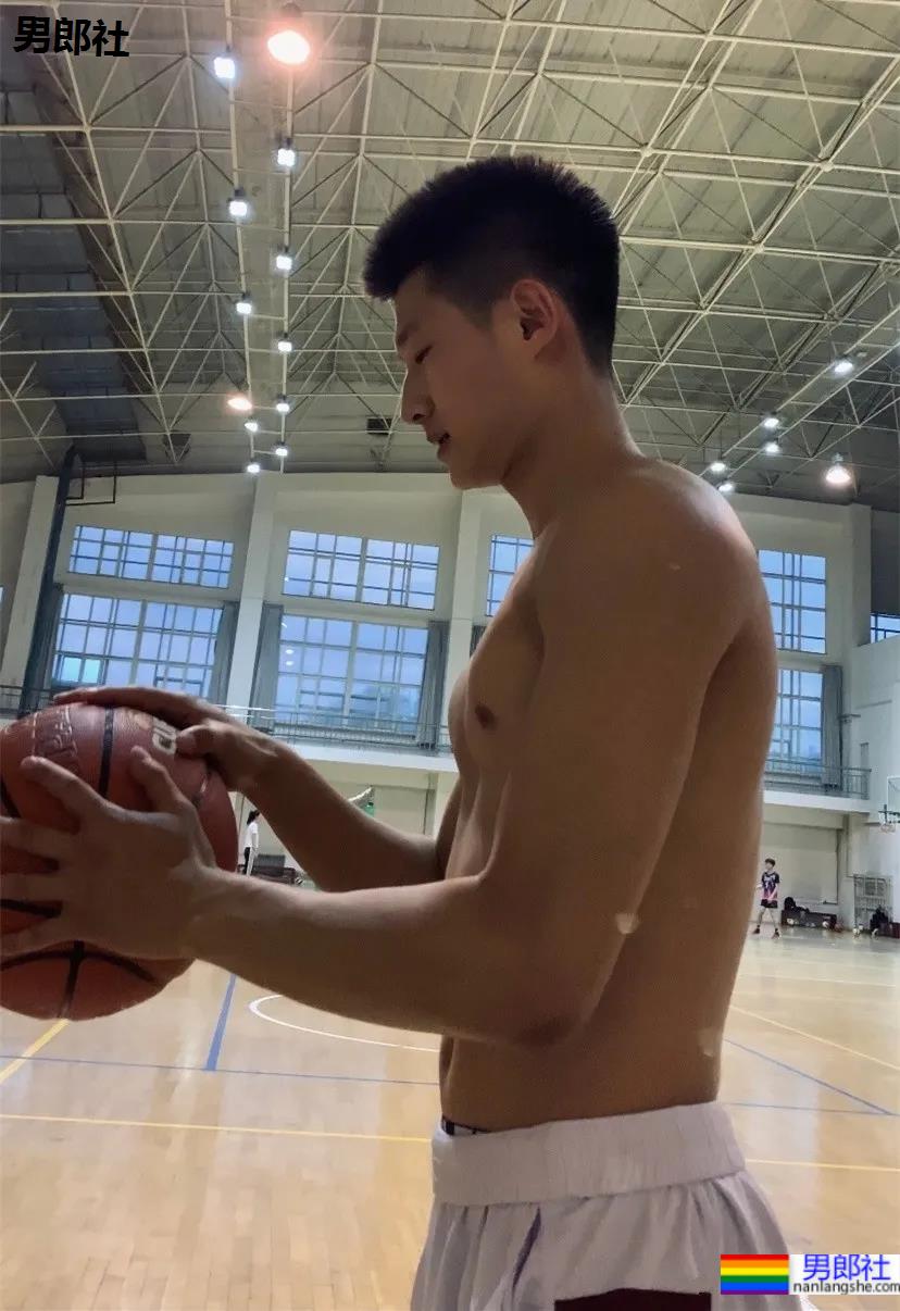 抓拍篮球体育生，寸头男孩流汗的样子太A了！ - 51虹马