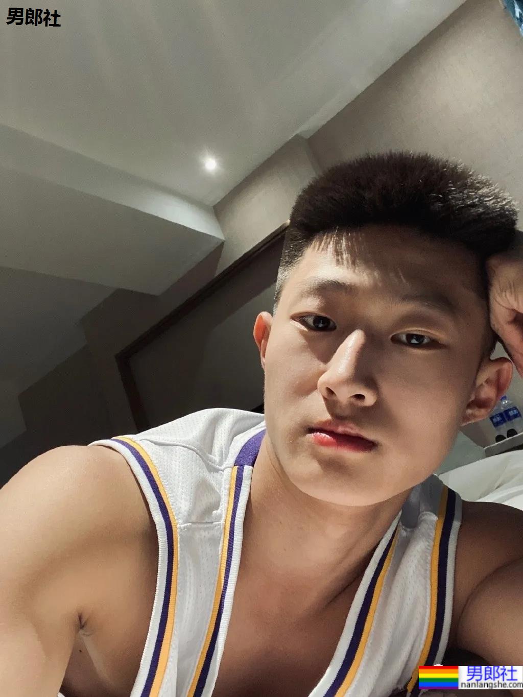 抓拍篮球体育生，寸头男孩流汗的样子太A了！ - 51虹马