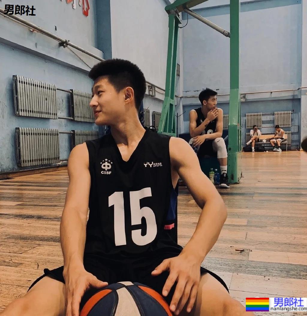 抓拍篮球体育生，寸头男孩流汗的样子太A了！ - 51虹马