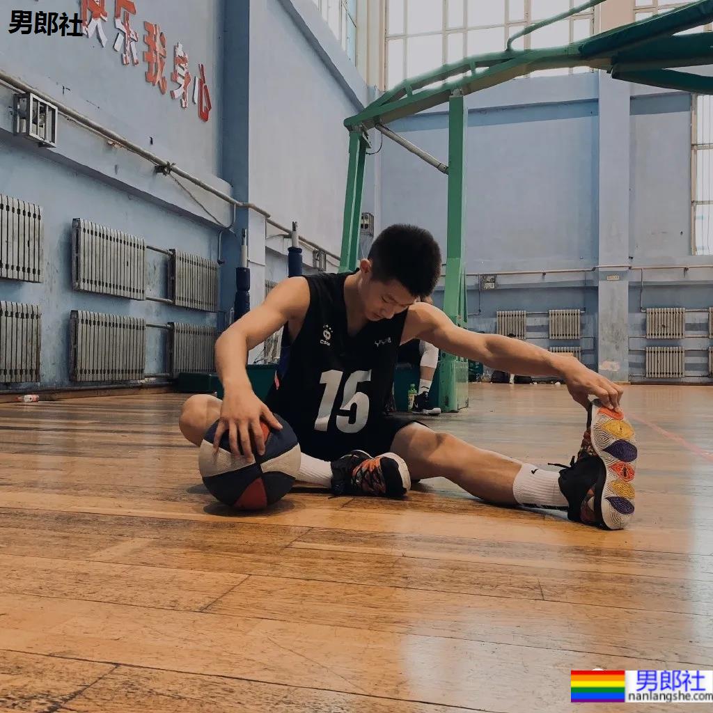 抓拍篮球体育生，寸头男孩流汗的样子太A了！ - 51虹马