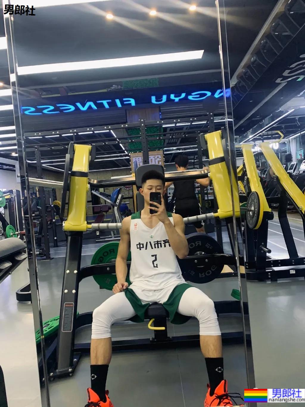 抓拍篮球体育生，寸头男孩流汗的样子太A了！ - 51虹马