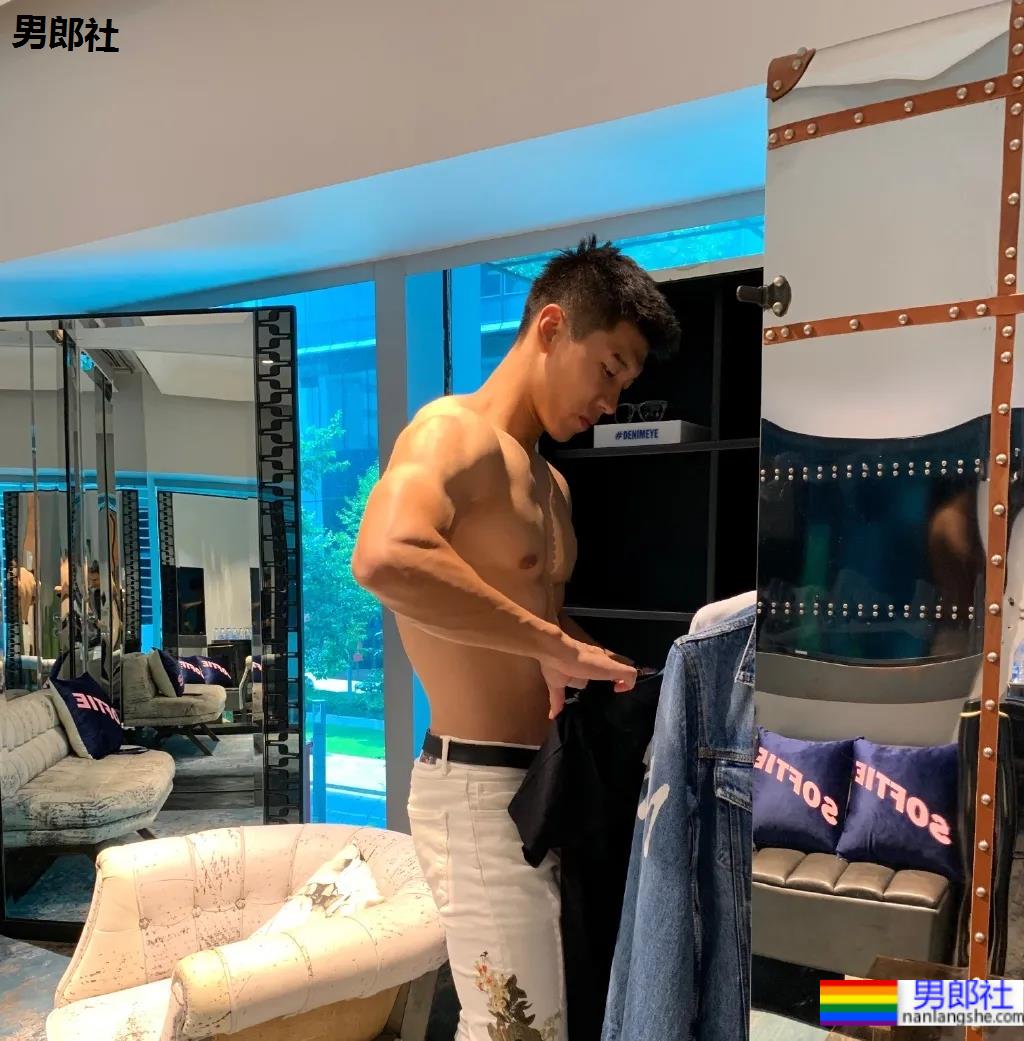 肌肉Boy每一个瞬间都可以当做摄影大片-51虹马