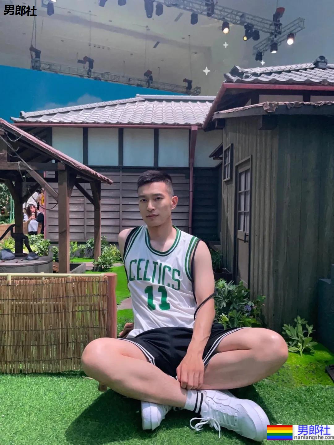 寸头体育生“不守男德”自拍火了，186高鼻梁运动帅哥不只是腿长！ - 51虹马