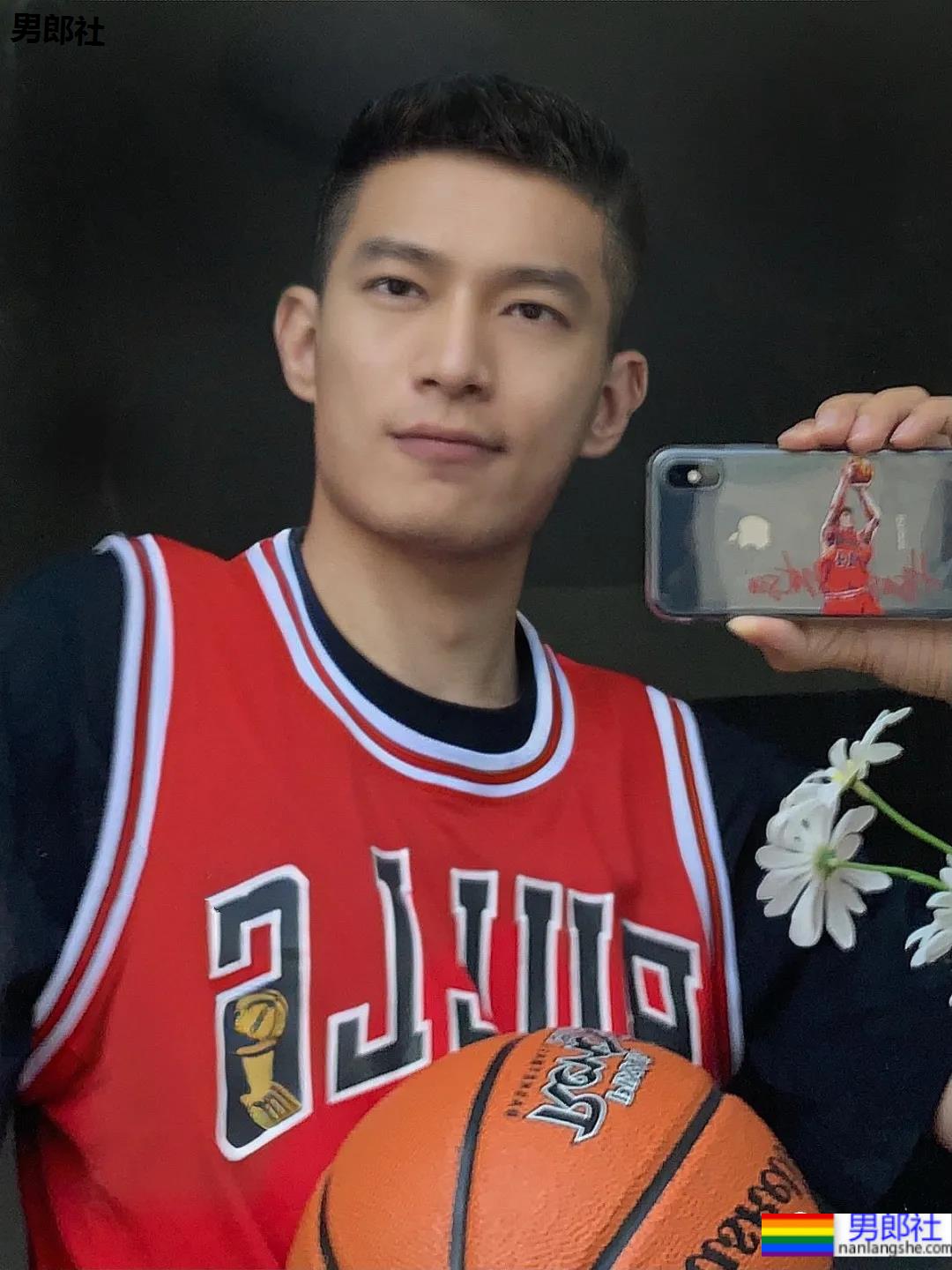 寸头体育生“不守男德”自拍火了，186高鼻梁运动帅哥不只是腿长！ - 51虹马