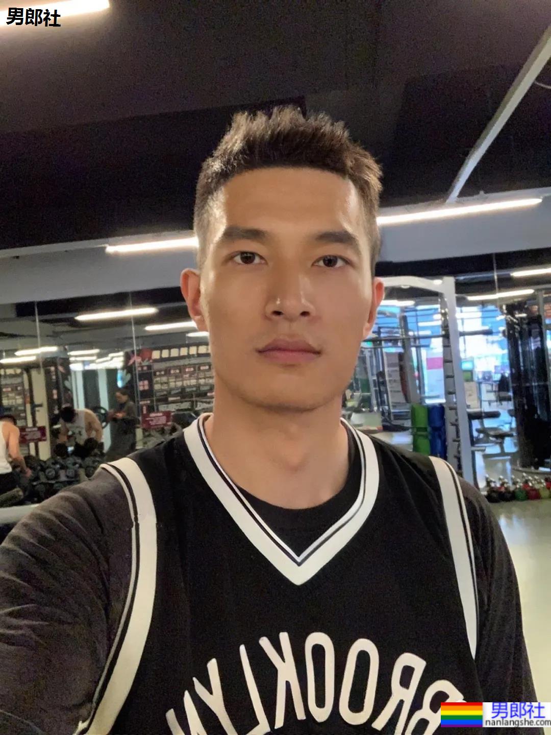 寸头体育生“不守男德”自拍火了，186高鼻梁运动帅哥不只是腿长！ - 51虹马