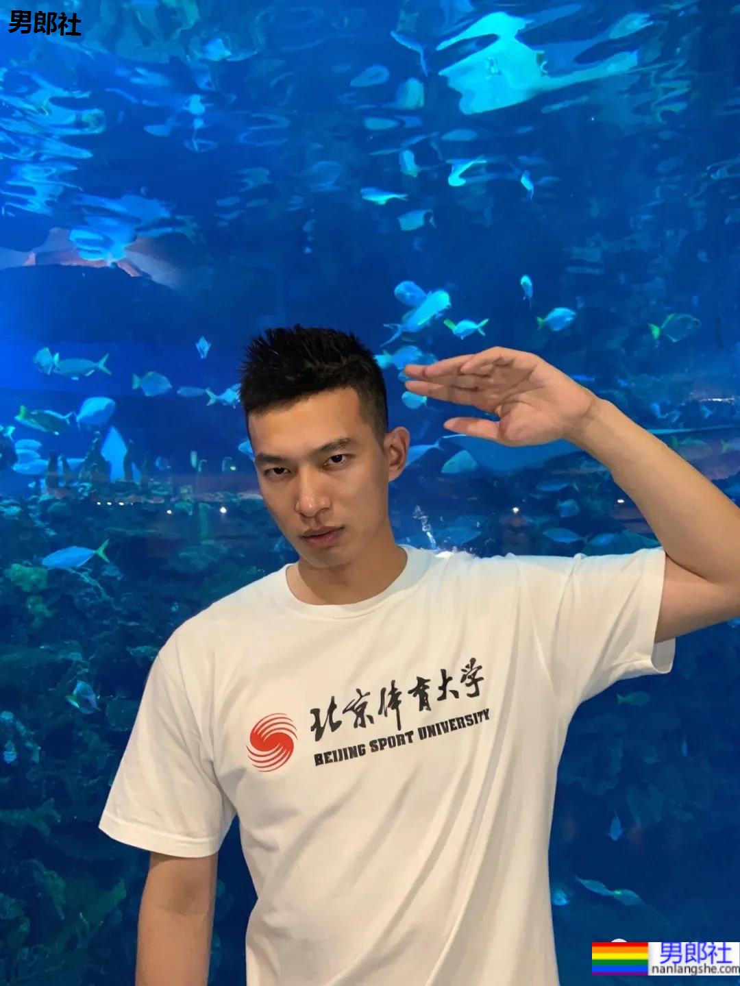 寸头体育生“不守男德”自拍火了，186高鼻梁运动帅哥不只是腿长！ - 51虹马