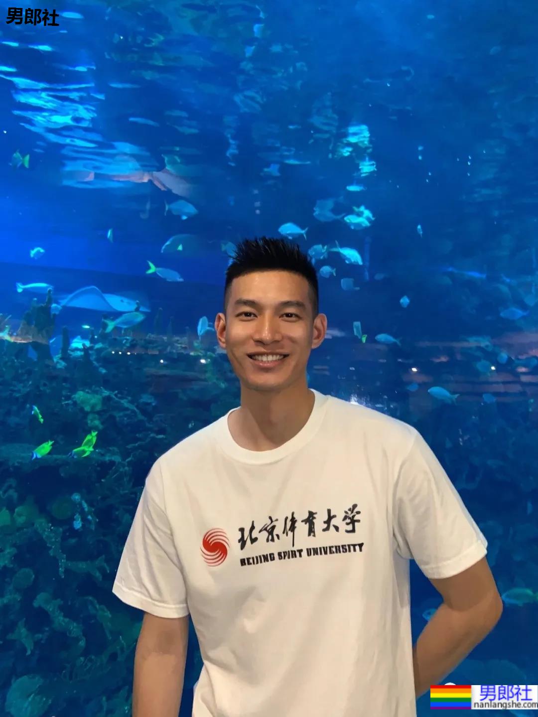 寸头体育生“不守男德”自拍火了，186高鼻梁运动帅哥不只是腿长！ - 51虹马