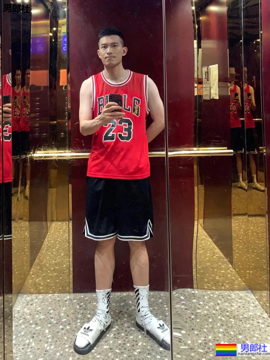 寸头体育生“不守男德”自拍火了，186高鼻梁运动帅哥不只是腿长！ - 51虹马