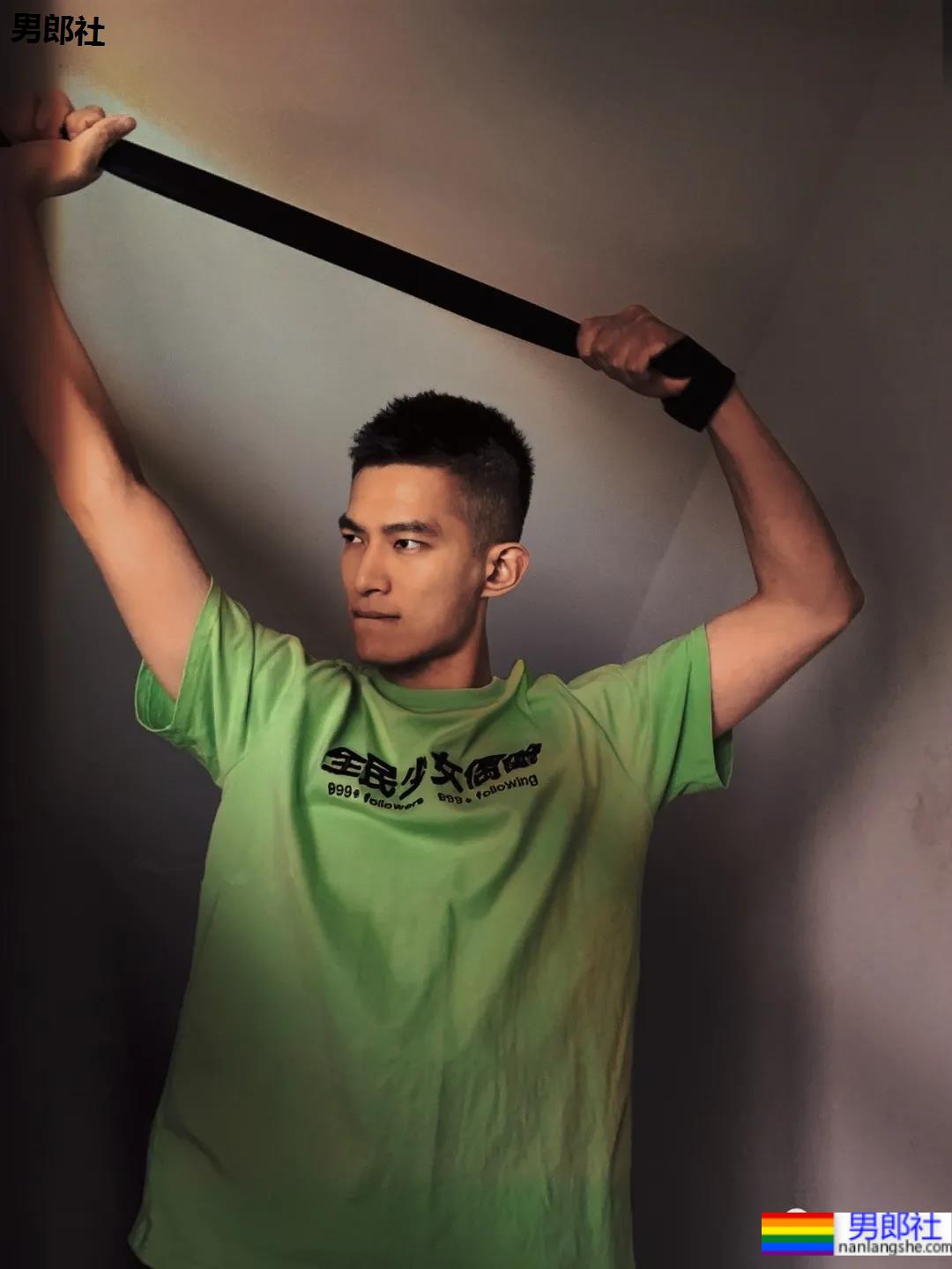 寸头体育生“不守男德”自拍火了，186高鼻梁运动帅哥不只是腿长！ - 51虹马