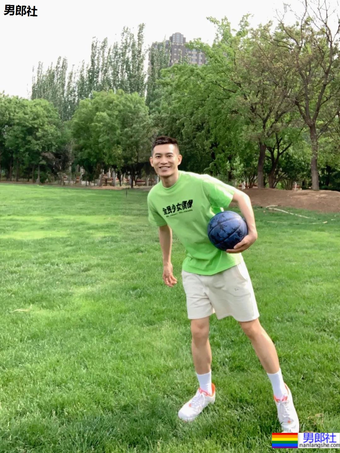 寸头体育生“不守男德”自拍火了，186高鼻梁运动帅哥不只是腿长！ - 51虹马