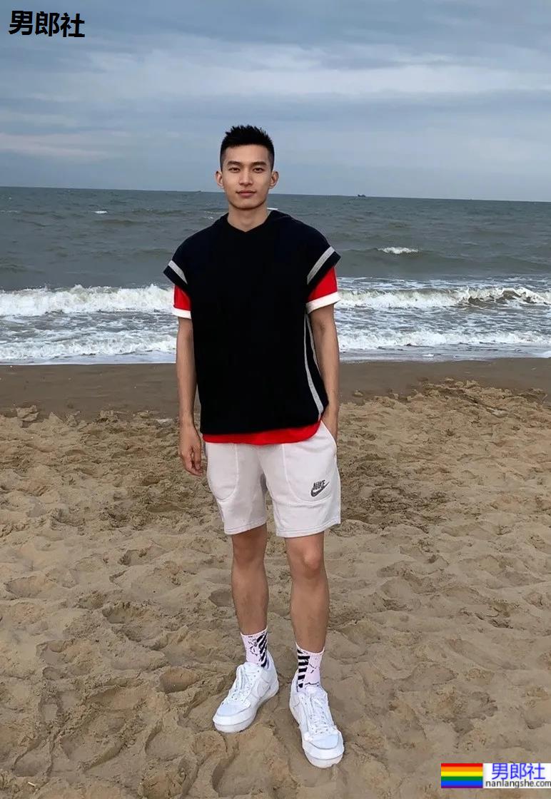 寸头体育生“不守男德”自拍火了，186高鼻梁运动帅哥不只是腿长！ - 51虹马