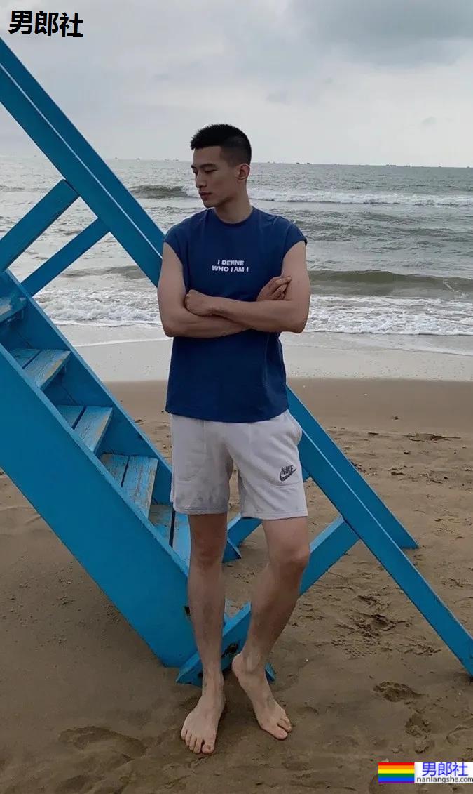 寸头体育生“不守男德”自拍火了，186高鼻梁运动帅哥不只是腿长！ - 51虹马