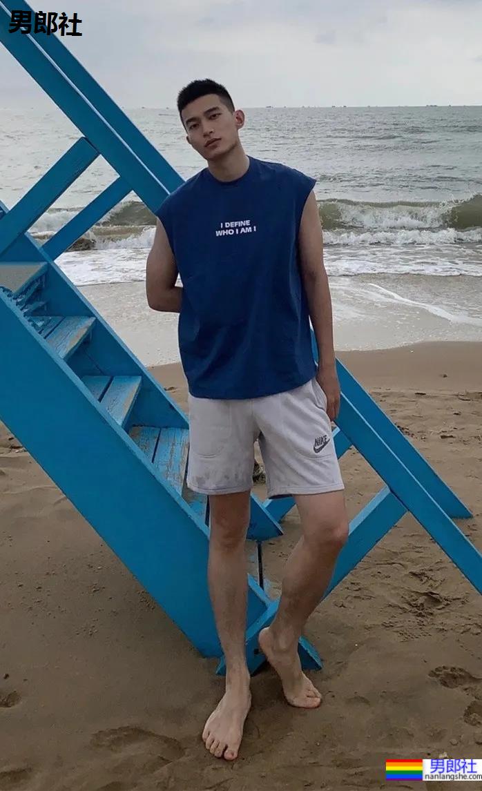 寸头体育生“不守男德”自拍火了，186高鼻梁运动帅哥不只是腿长！ - 51虹马