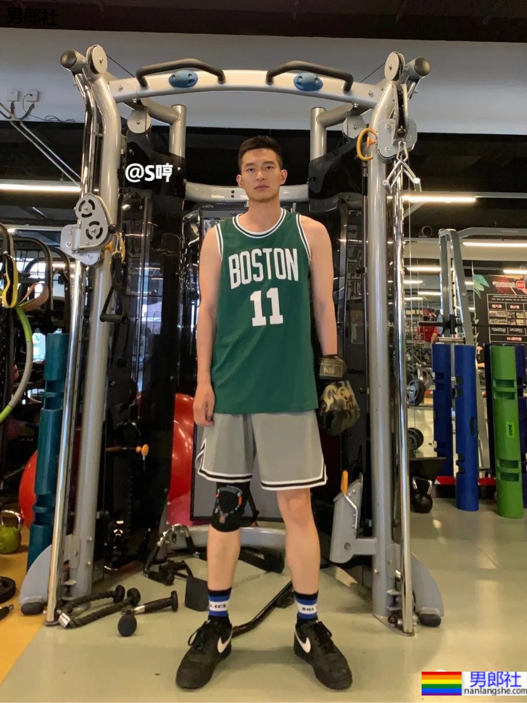 寸头体育生“不守男德”自拍火了，186高鼻梁运动帅哥不只是腿长！ - 51虹马