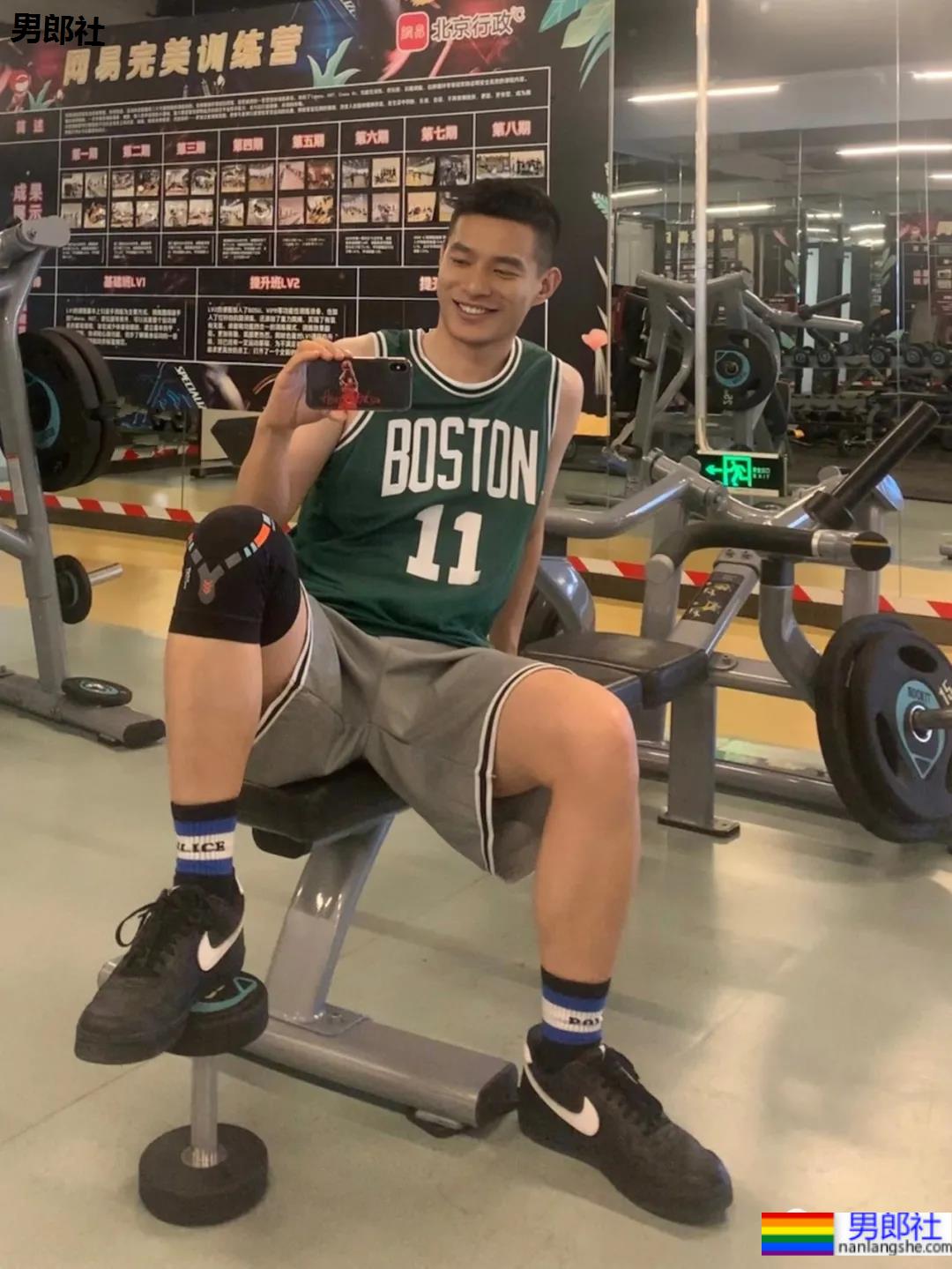 寸头体育生“不守男德”自拍火了，186高鼻梁运动帅哥不只是腿长！ - 51虹马