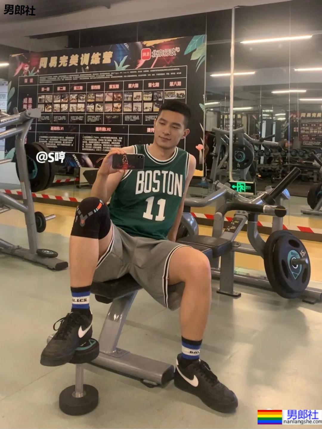 寸头体育生“不守男德”自拍火了，186高鼻梁运动帅哥不只是腿长！ - 51虹马