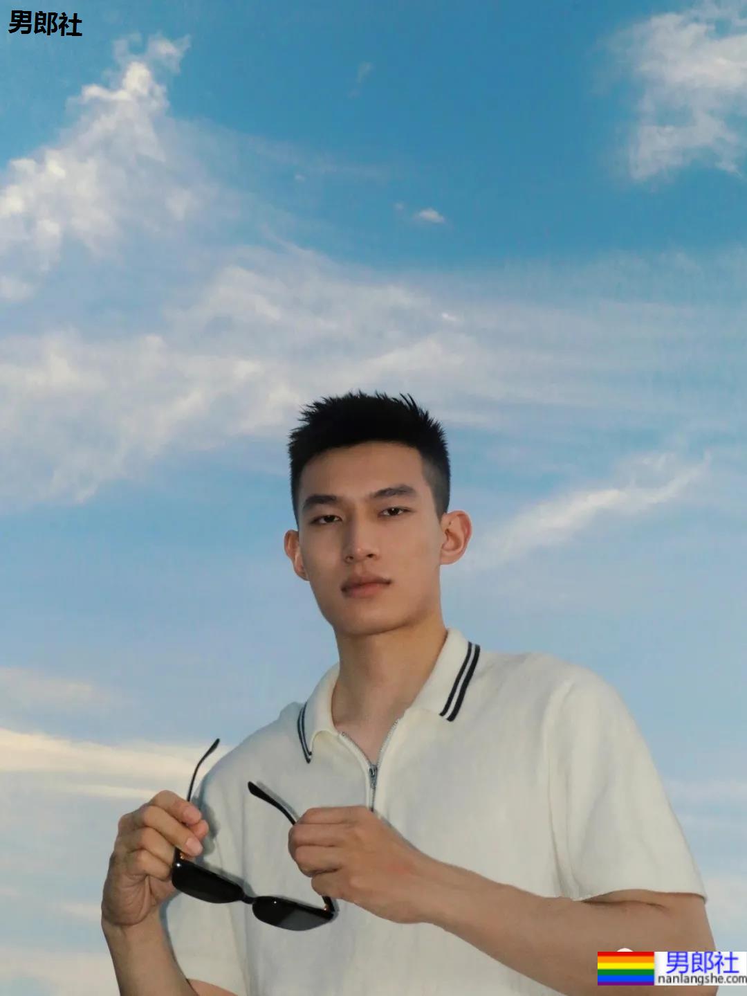 寸头体育生“不守男德”自拍火了，186高鼻梁运动帅哥不只是腿长！ - 51虹马