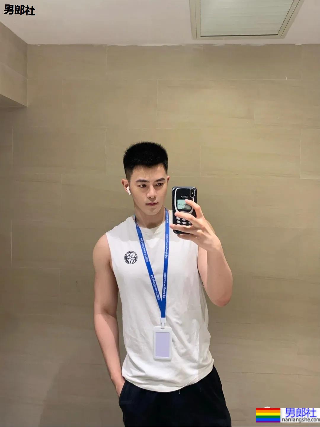 白嫩小奶狗笑起来有酒窝,要被小哥哥萌化了!-51虹马