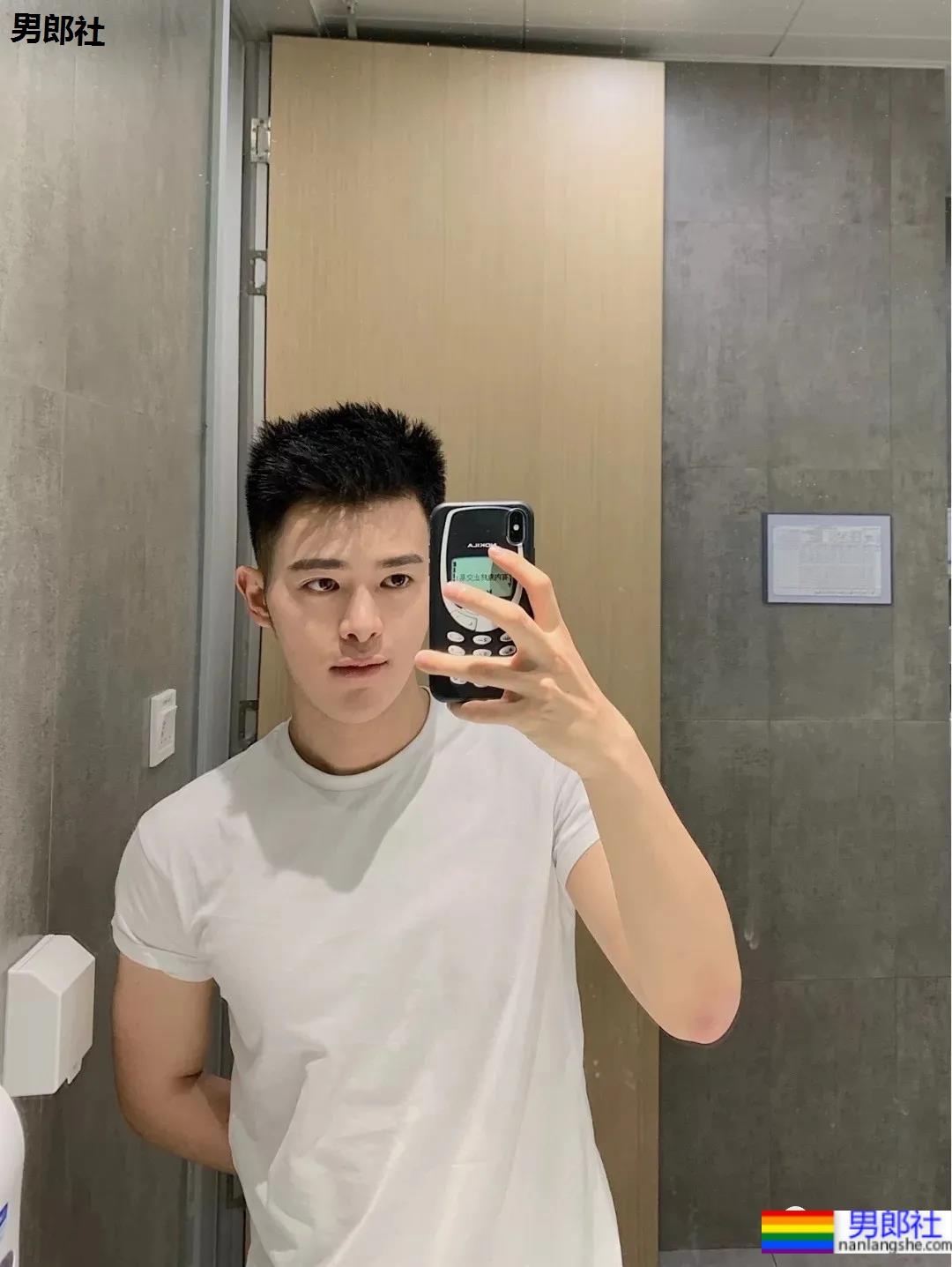 白嫩小奶狗笑起来有酒窝，要被小哥哥萌化了！ - 51虹马