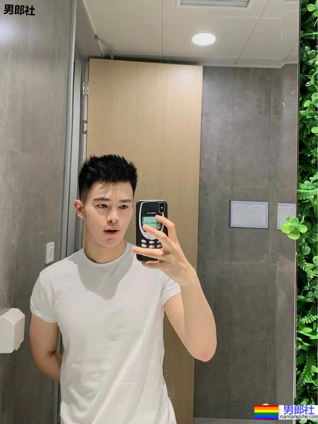 白嫩小奶狗笑起来有酒窝，要被小哥哥萌化了！ - 51虹马