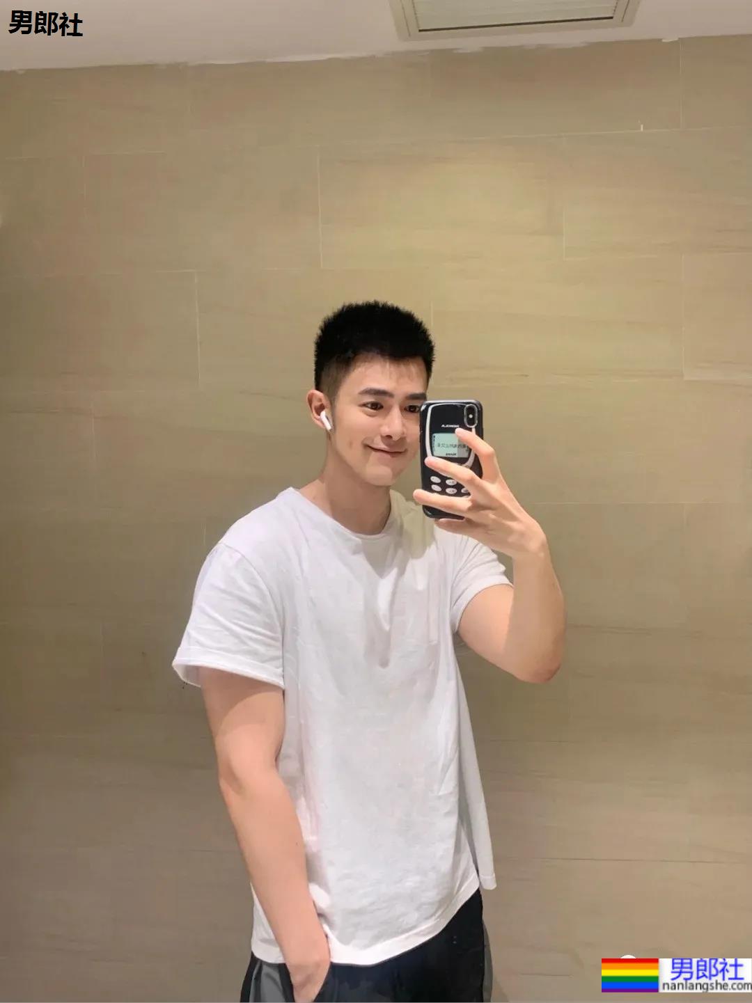 白嫩小奶狗笑起来有酒窝，要被小哥哥萌化了！ - 51虹马