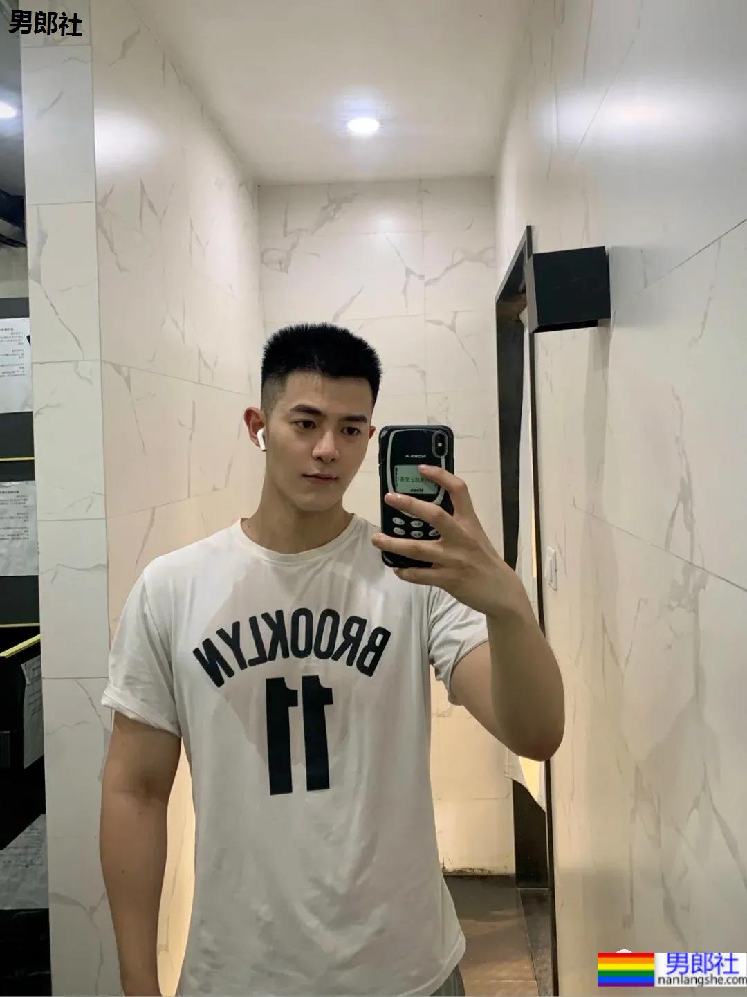 白嫩小奶狗笑起来有酒窝，要被小哥哥萌化了！ - 51虹马