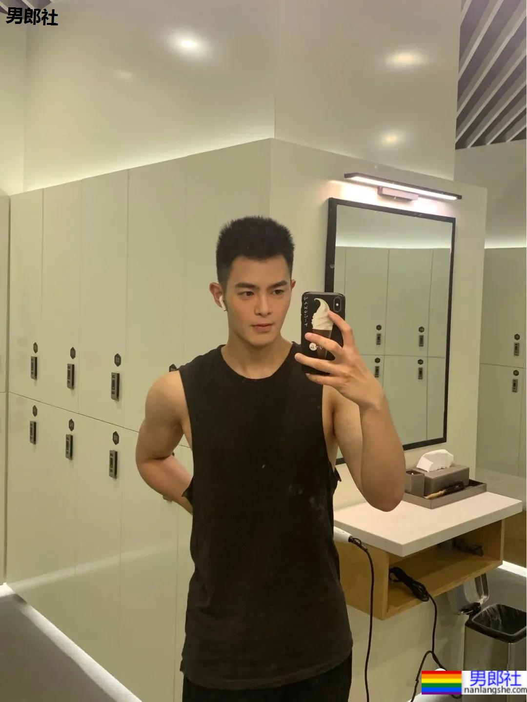 白嫩小奶狗笑起来有酒窝，要被小哥哥萌化了！ - 51虹马