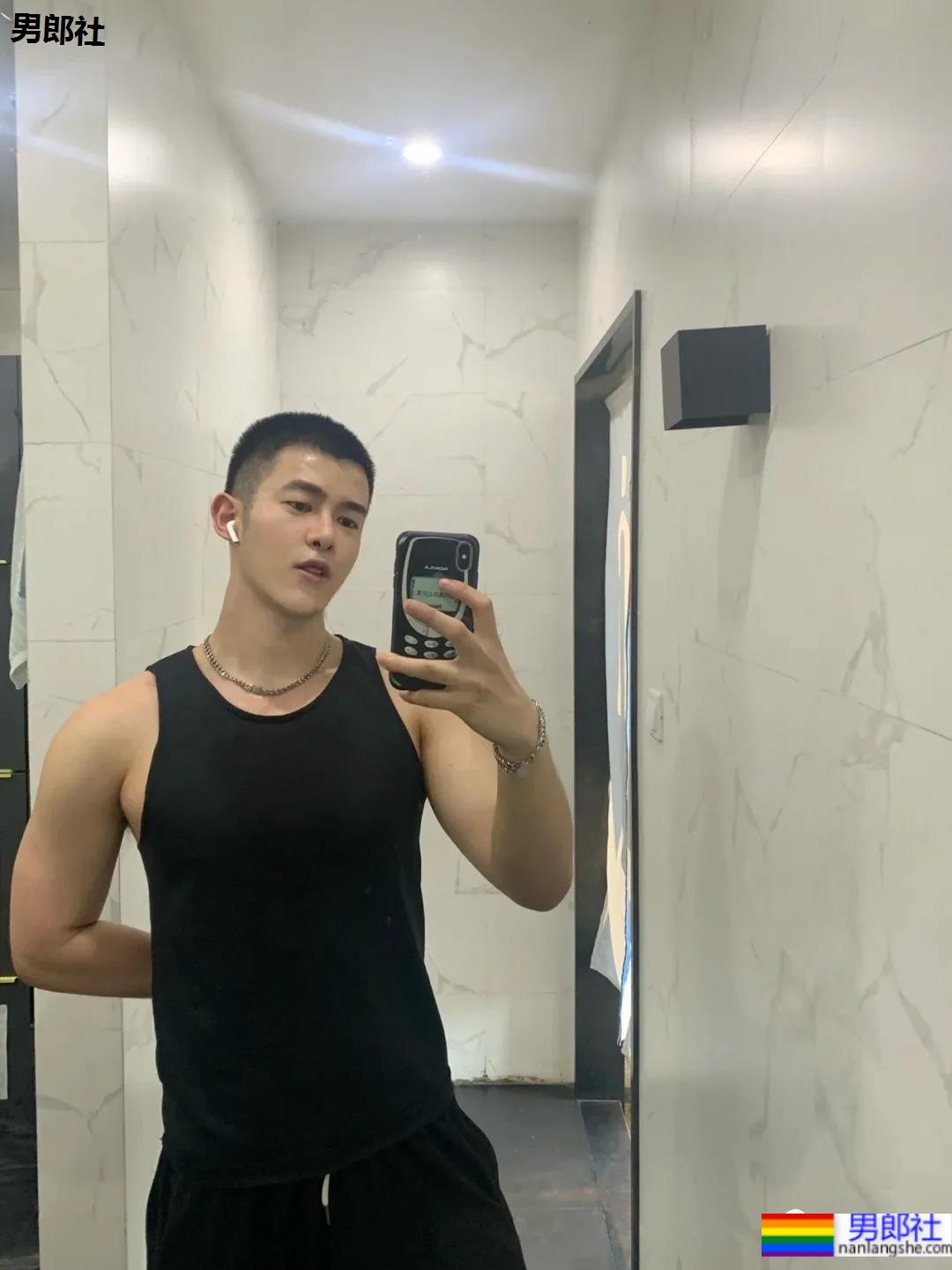 白嫩小奶狗笑起来有酒窝，要被小哥哥萌化了！ - 51虹马