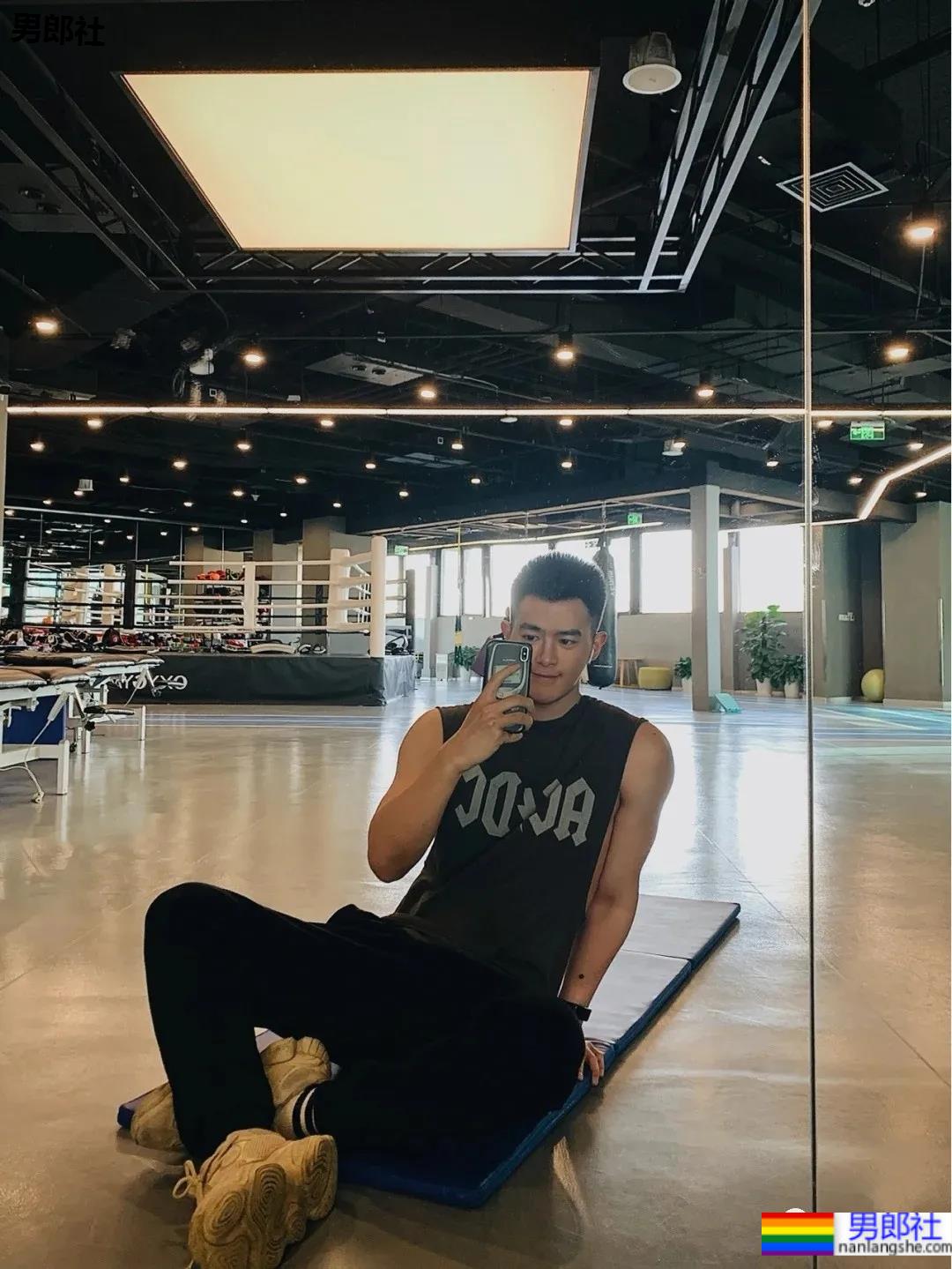 白嫩小奶狗笑起来有酒窝，要被小哥哥萌化了！ - 51虹马