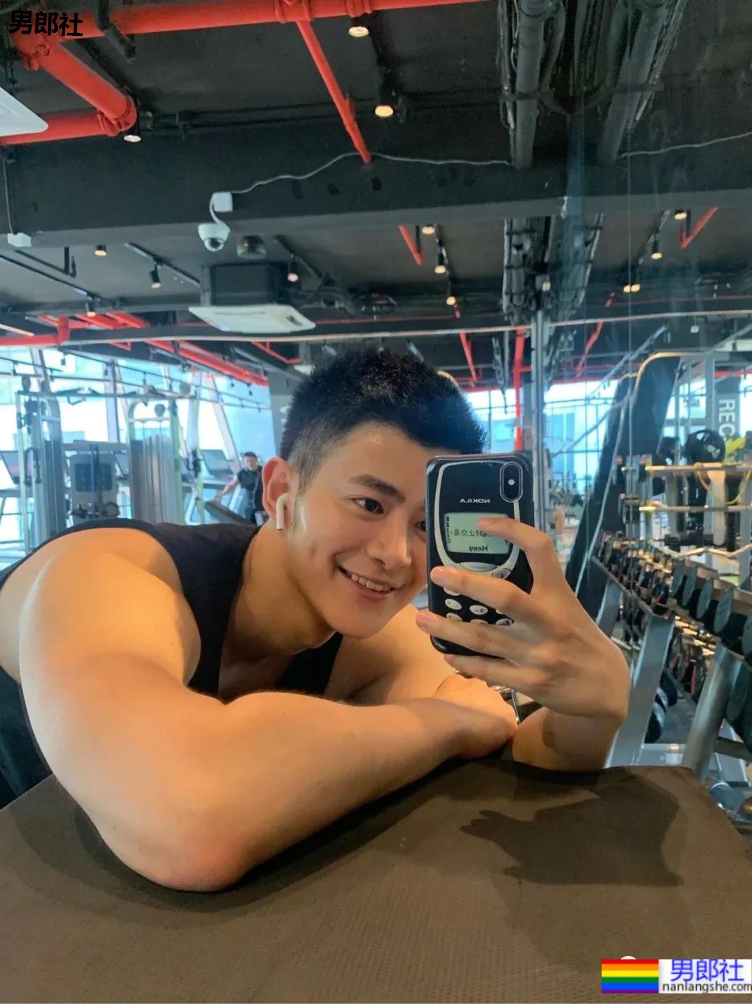 白嫩小奶狗笑起来有酒窝，要被小哥哥萌化了！ - 51虹马