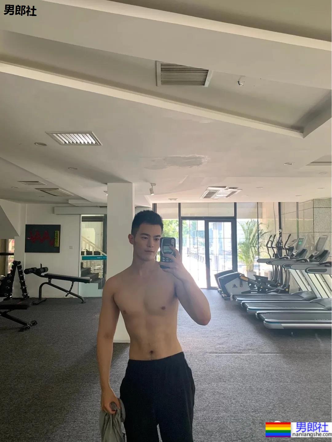 白嫩小奶狗笑起来有酒窝，要被小哥哥萌化了！ - 51虹马