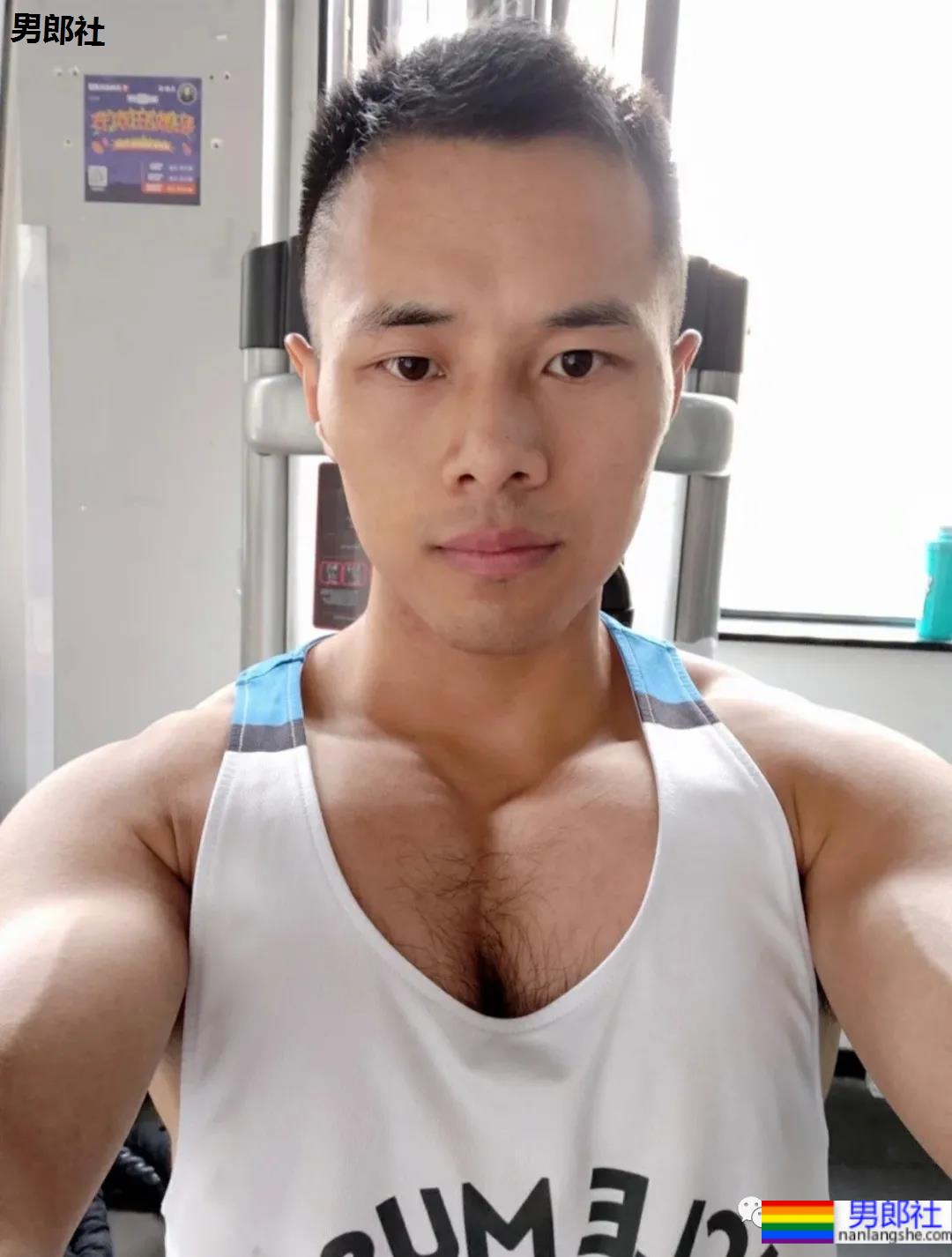 胸毛长满腹部的网红肌肉男，男性荷尔蒙到底有多浓！ - 51虹马