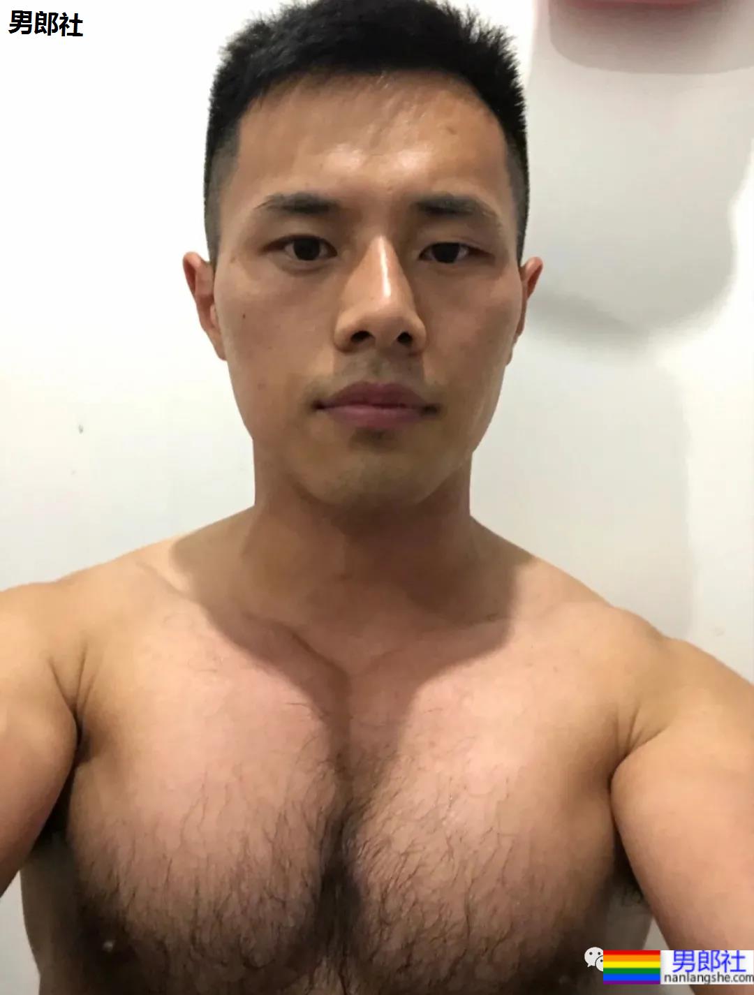 胸毛长满腹部的网红肌肉男，男性荷尔蒙到底有多浓！ - 51虹马