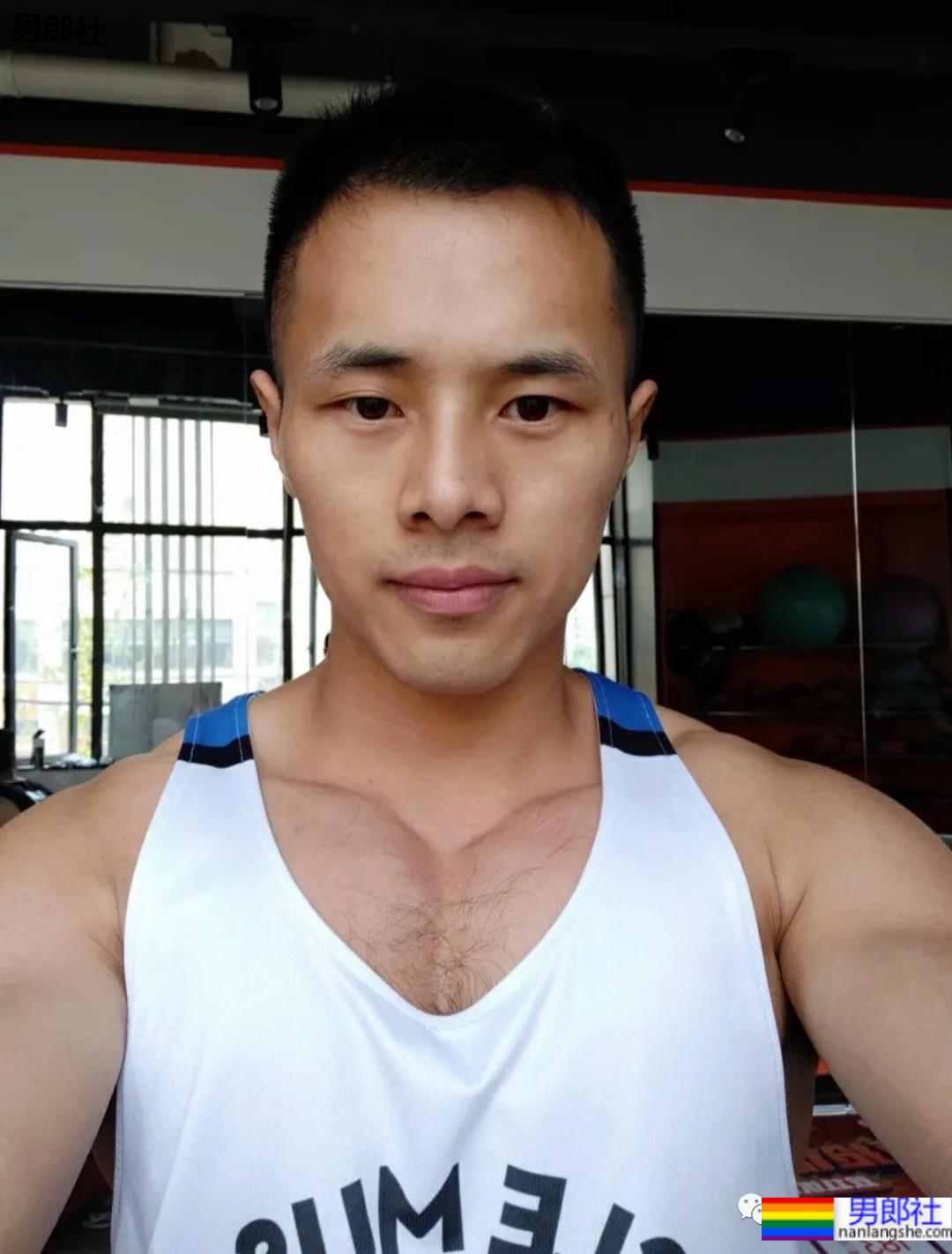 胸毛长满腹部的网红肌肉男，男性荷尔蒙到底有多浓！ - 51虹马