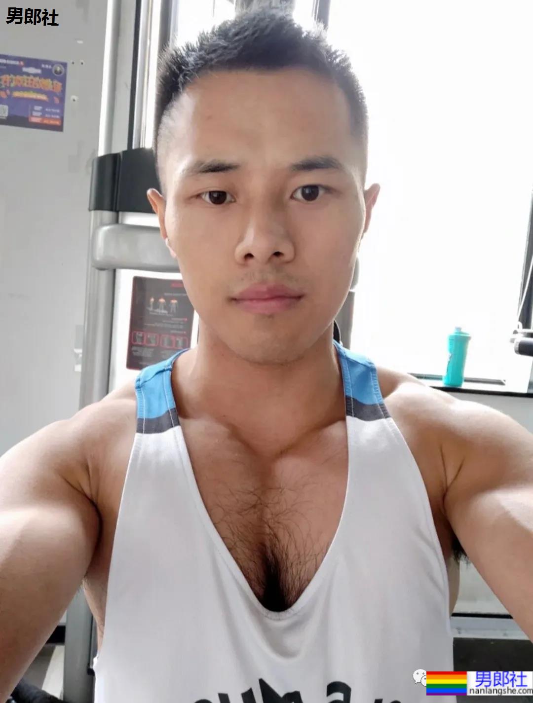 胸毛长满腹部的网红肌肉男，男性荷尔蒙到底有多浓！ - 51虹马