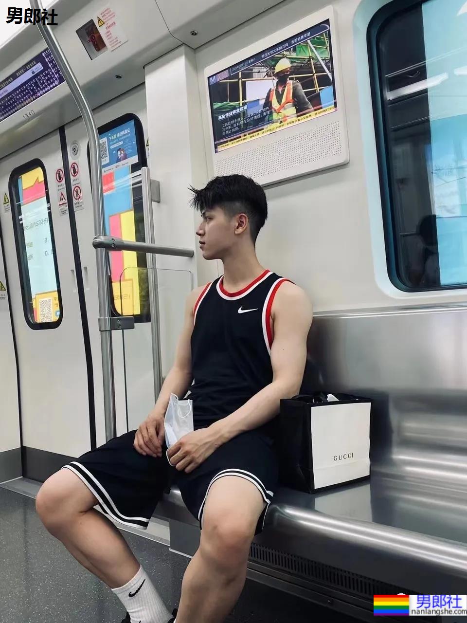 99年武汉小狼狗拍棒球运动大片，这身材太太太A了！ - 51虹马