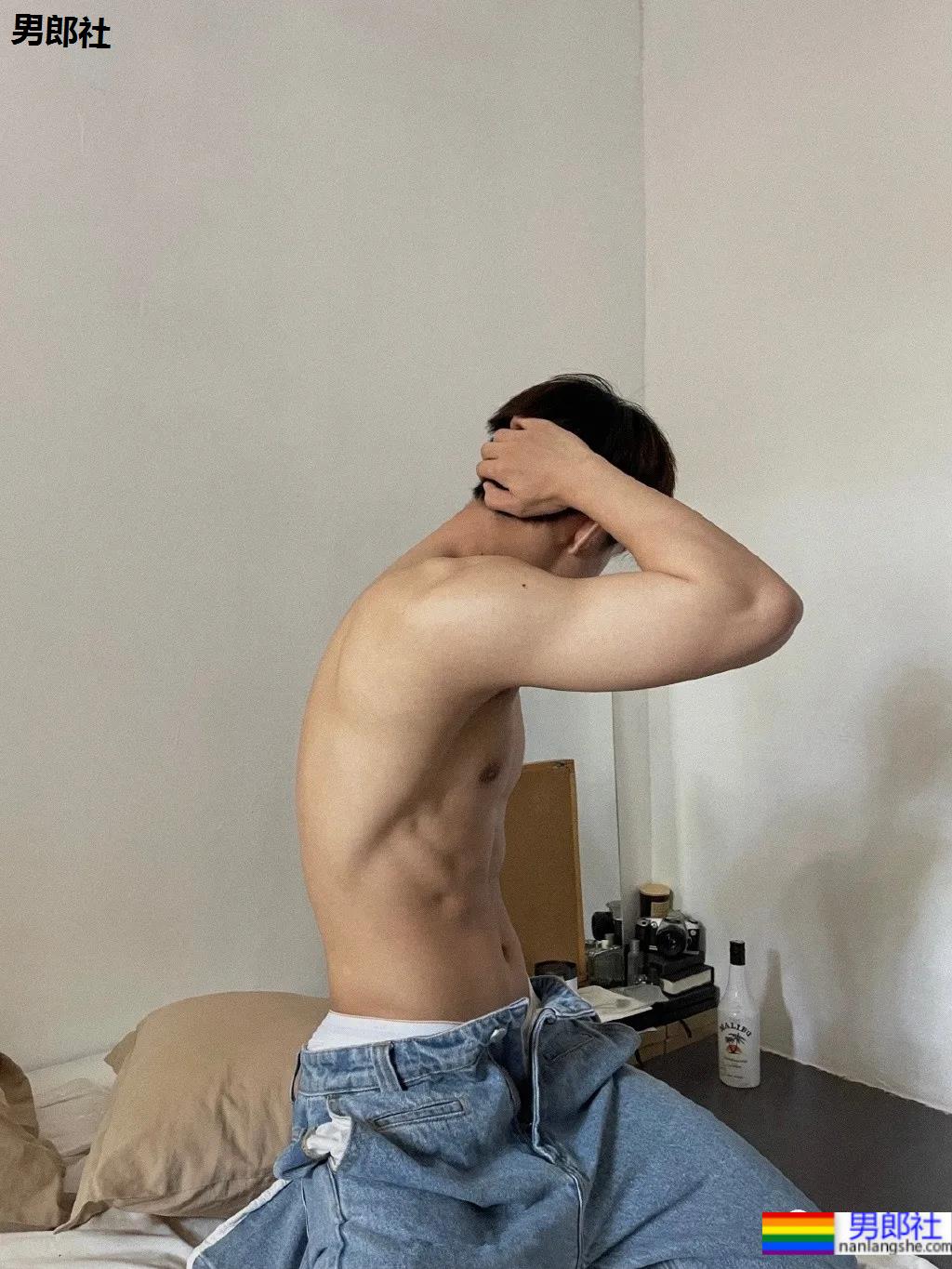 网红小鲜肉摄影师得了撩衣炫腹强迫症,成片竟比体育生还欲! - 51虹马 网红小鲜肉摄影师得了撩衣炫腹强迫症,成片竟比体育生还欲! - 51虹马