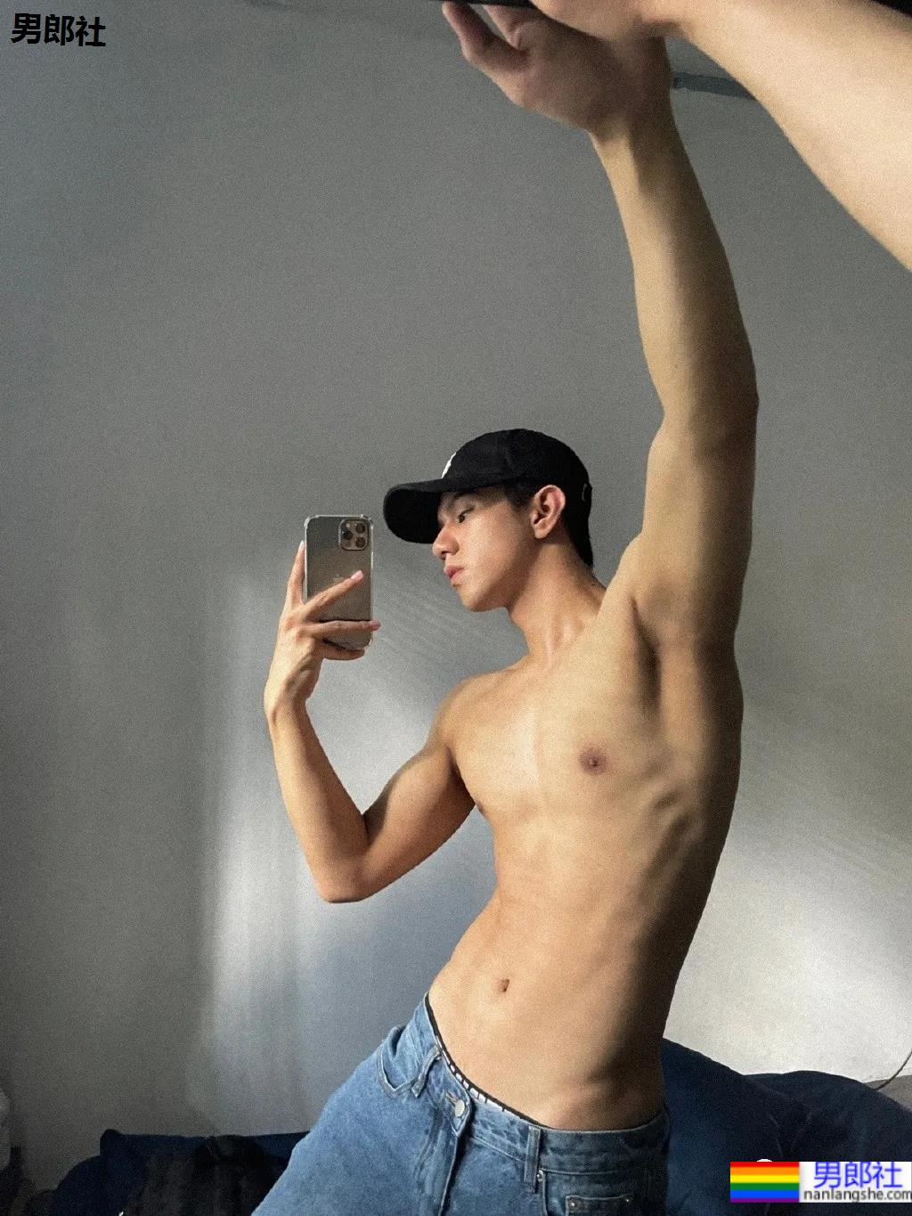 网红小鲜肉摄影师得了撩衣炫腹强迫症,成片竟比体育生还欲! - 51虹马 网红小鲜肉摄影师得了撩衣炫腹强迫症,成片竟比体育生还欲! - 51虹马