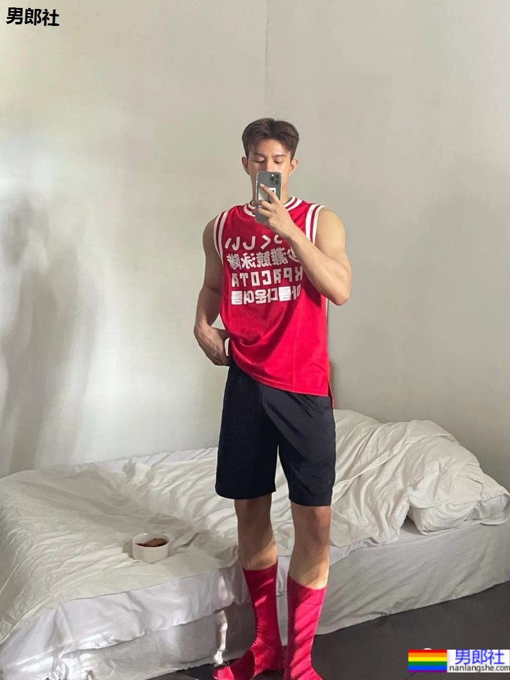 网红小鲜肉摄影师得了撩衣炫腹强迫症,成片竟比体育生还欲! - 51虹马 网红小鲜肉摄影师得了撩衣炫腹强迫症,成片竟比体育生还欲! - 51虹马