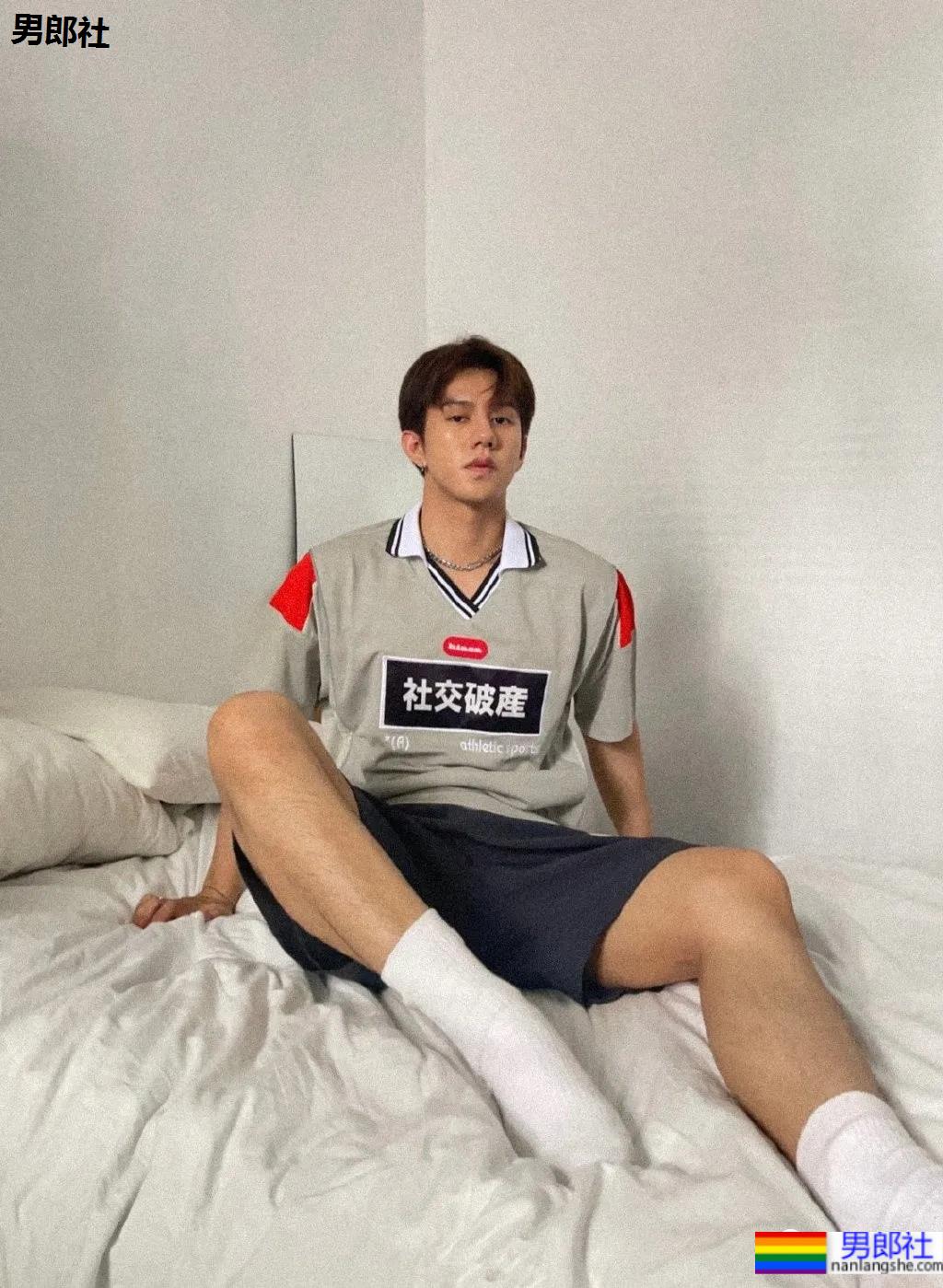 网红小鲜肉摄影师得了撩衣炫腹强迫症,成片竟比体育生还欲! - 51虹马 网红小鲜肉摄影师得了撩衣炫腹强迫症,成片竟比体育生还欲! - 51虹马