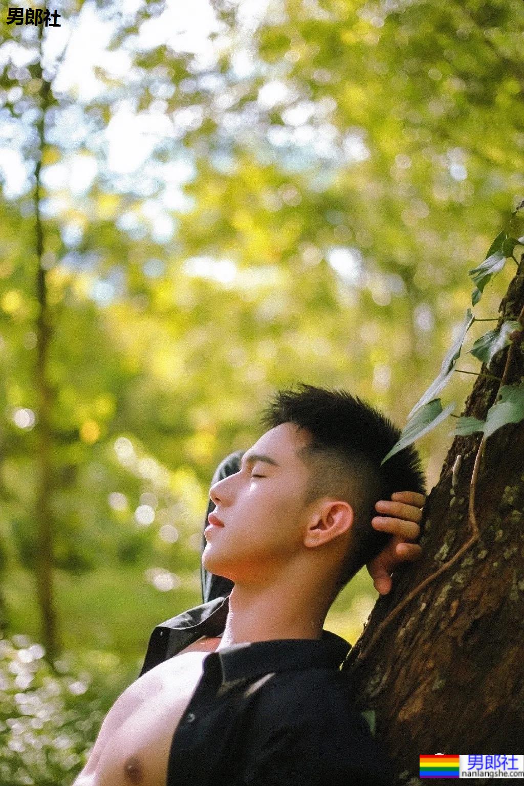 网红小鲜肉摄影师得了撩衣炫腹强迫症,成片竟比体育生还欲! - 51虹马 网红小鲜肉摄影师得了撩衣炫腹强迫症,成片竟比体育生还欲! - 51虹马