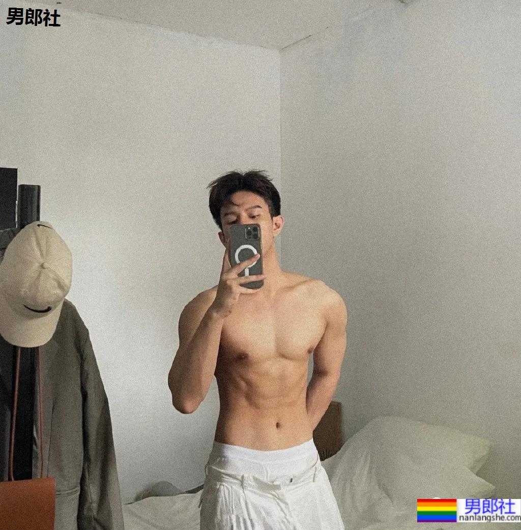 网红小鲜肉摄影师得了撩衣炫腹强迫症,成片竟比体育生还欲! - 51虹马 网红小鲜肉摄影师得了撩衣炫腹强迫症,成片竟比体育生还欲! - 51虹马