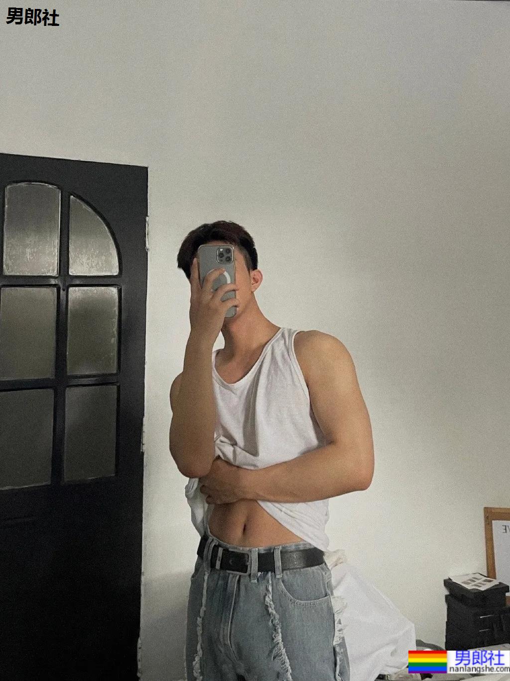 网红小鲜肉摄影师得了撩衣炫腹强迫症,成片竟比体育生还欲! - 51虹马 网红小鲜肉摄影师得了撩衣炫腹强迫症,成片竟比体育生还欲! - 51虹马