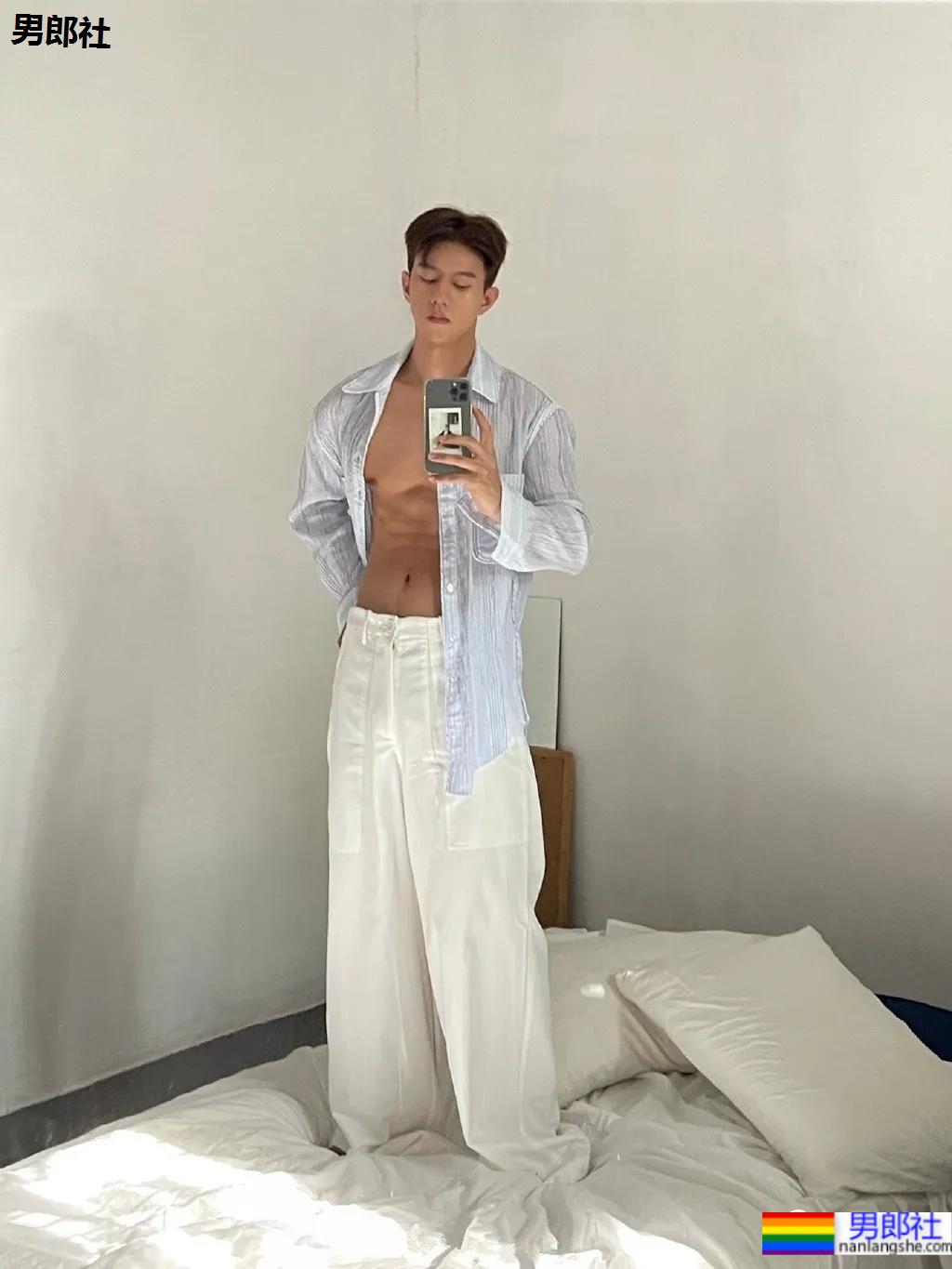 网红小鲜肉摄影师得了撩衣炫腹强迫症,成片竟比体育生还欲! - 51虹马 网红小鲜肉摄影师得了撩衣炫腹强迫症,成片竟比体育生还欲! - 51虹马