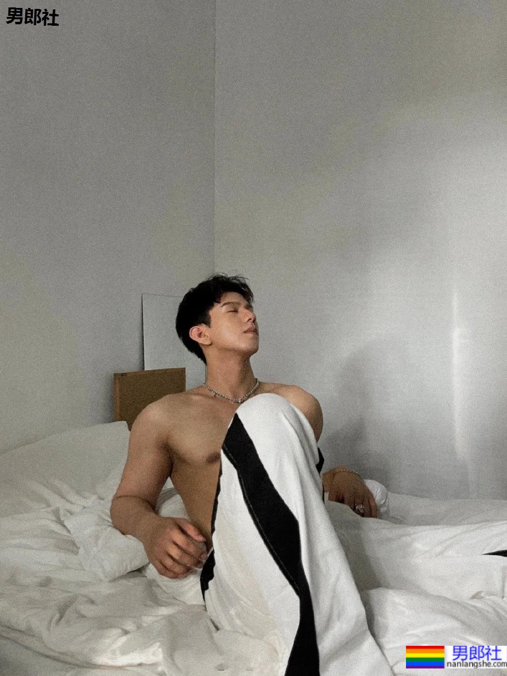 网红小鲜肉摄影师得了撩衣炫腹强迫症,成片竟比体育生还欲! - 51虹马 网红小鲜肉摄影师得了撩衣炫腹强迫症,成片竟比体育生还欲! - 51虹马